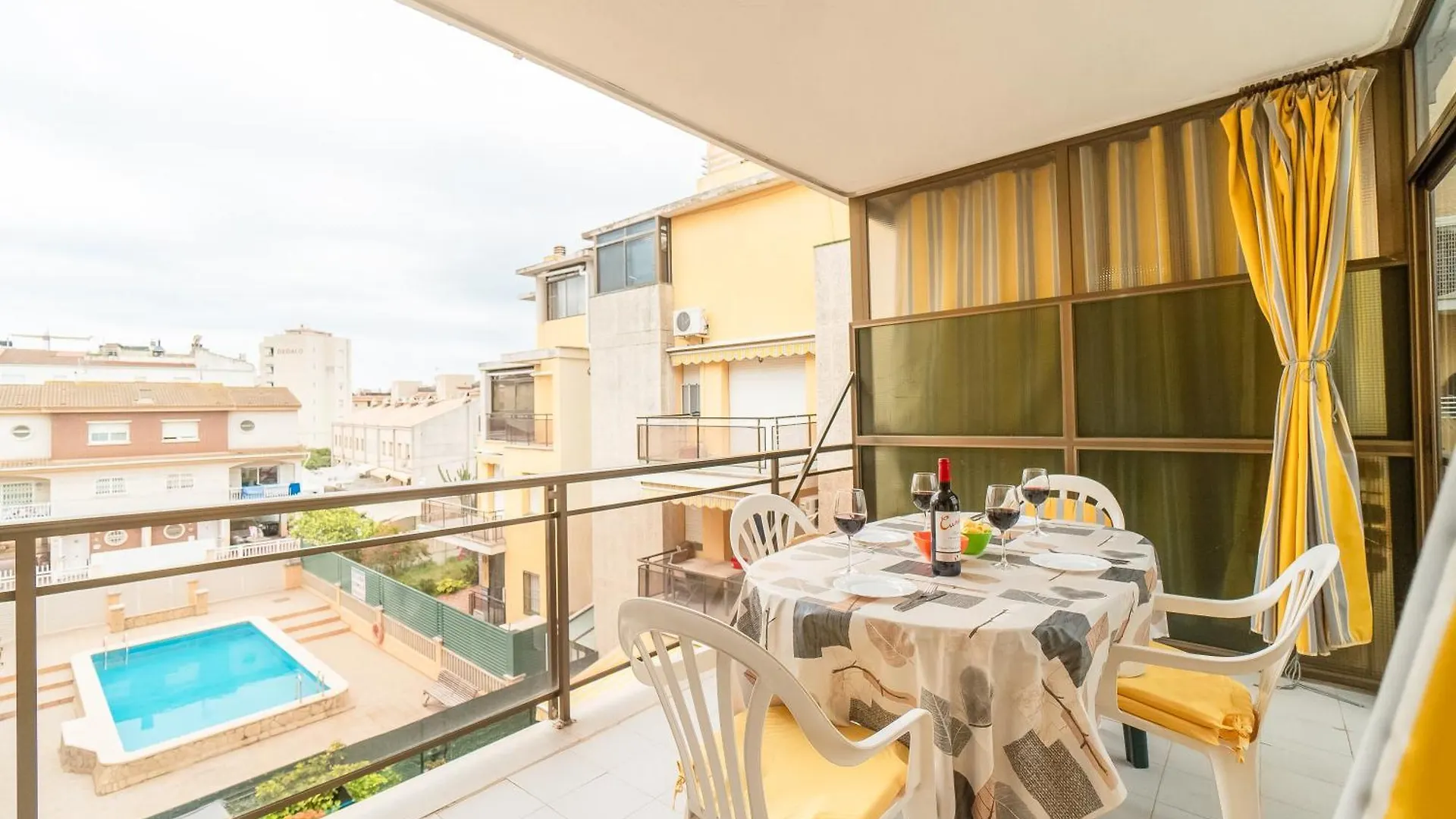 Apartamento Completo Con Piscina Y Amplio Balcon Cunit 0*,  Spain